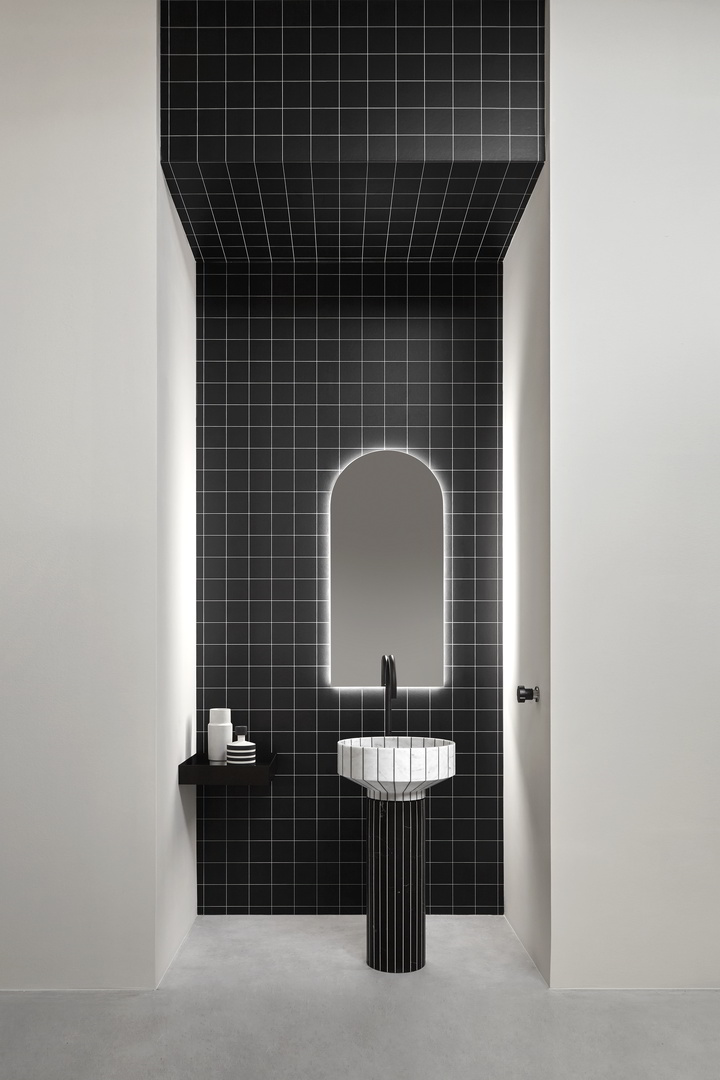 Like a classic element, it conveys an ideal of absolute beauty.