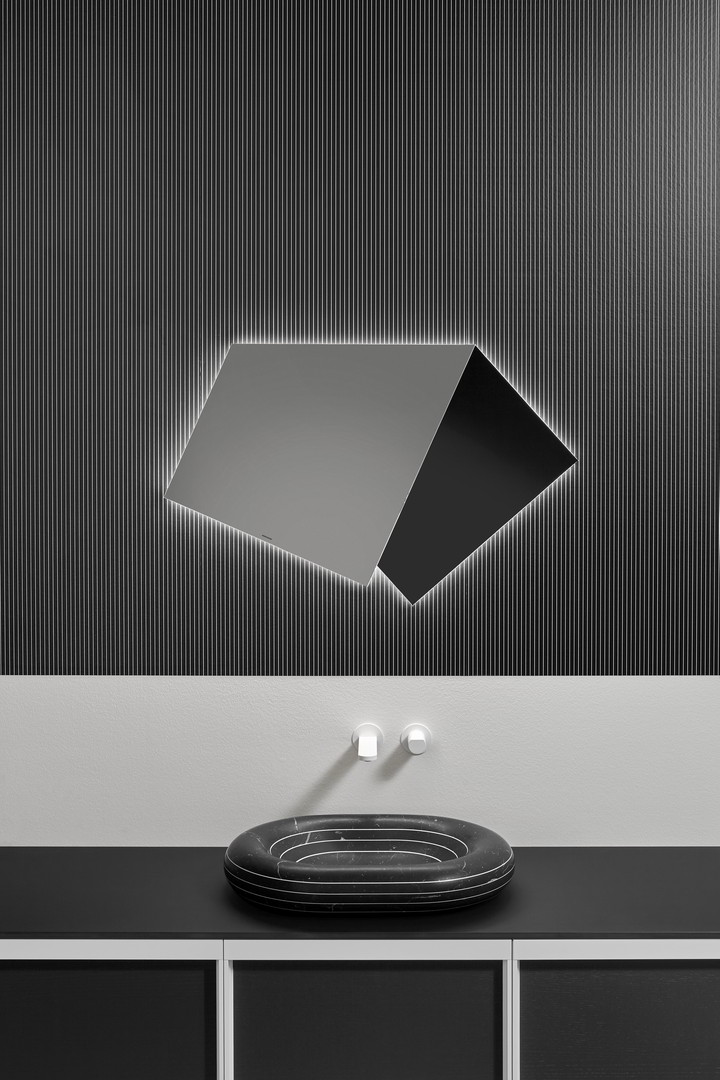 An imaginary fold that generates reflection.