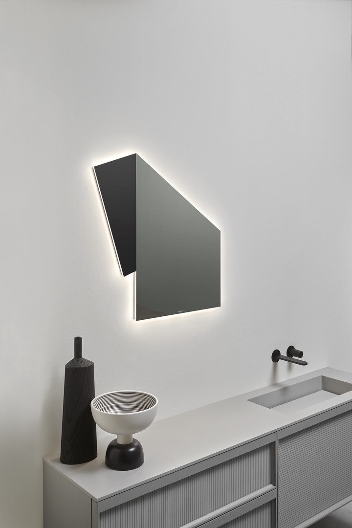 An imaginary fold that generates reflection.