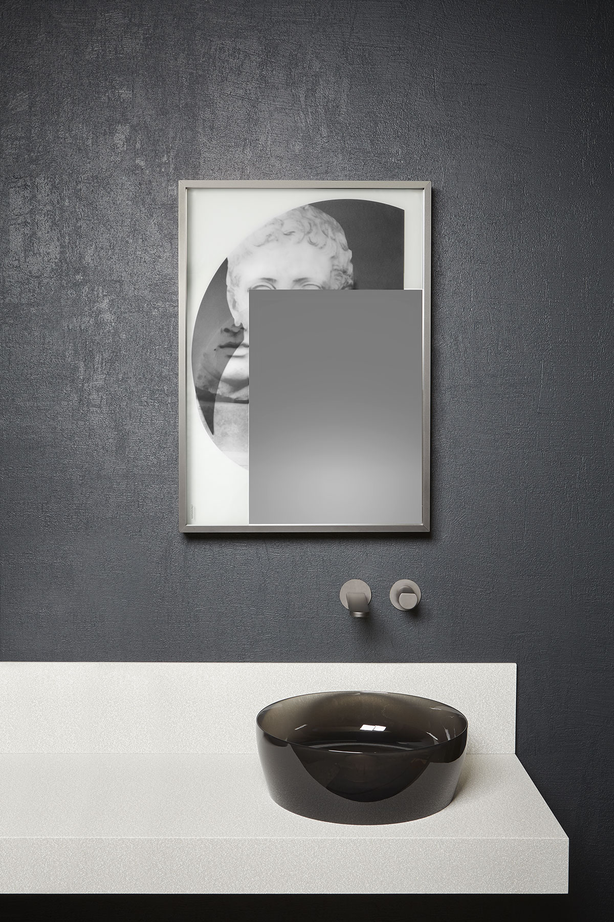 The last mirrored layer establishes a relationship with the observer, who becomes part of the image itself.