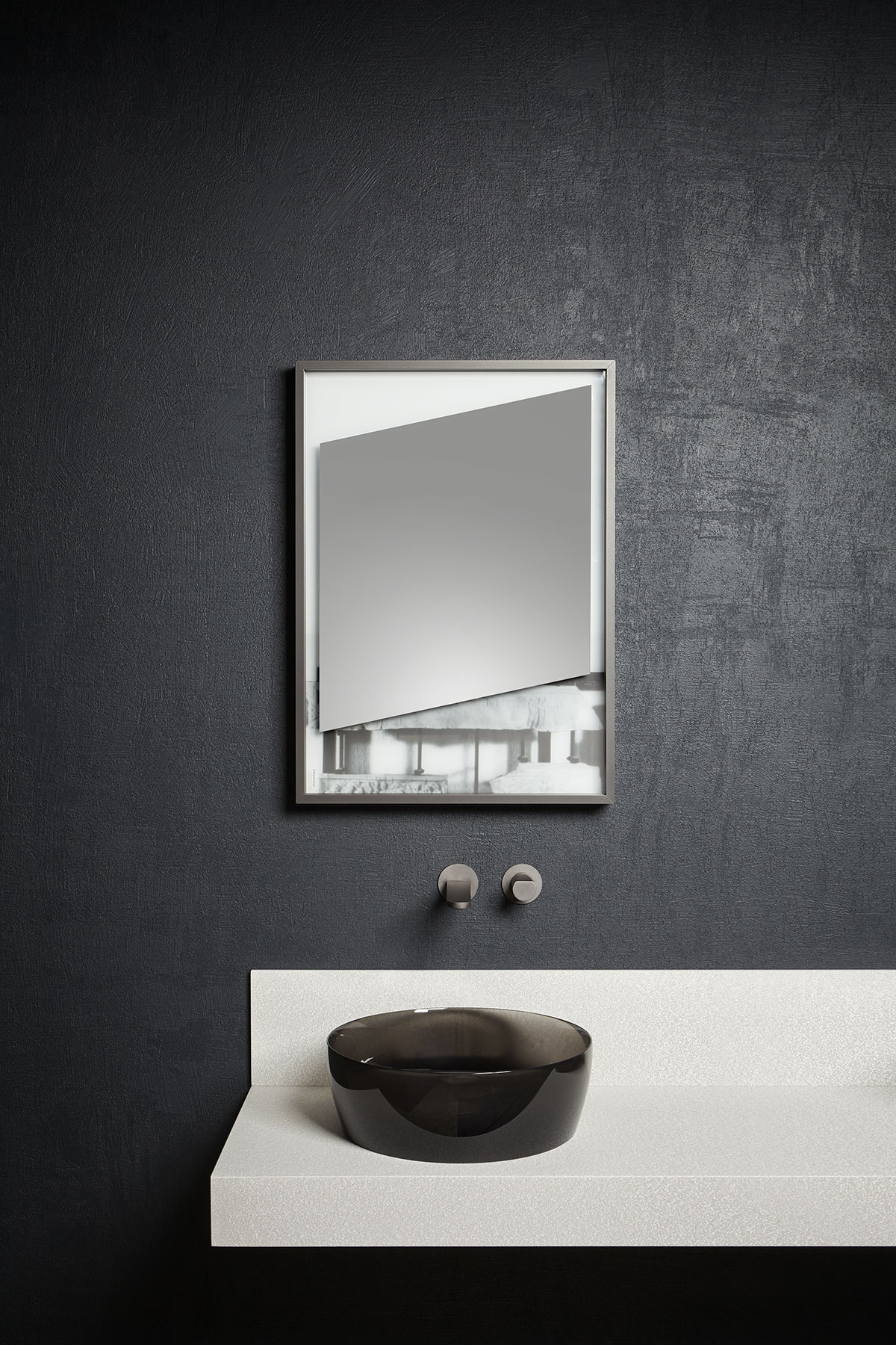 The last mirrored layer establishes a relationship with the observer, who becomes part of the image itself.