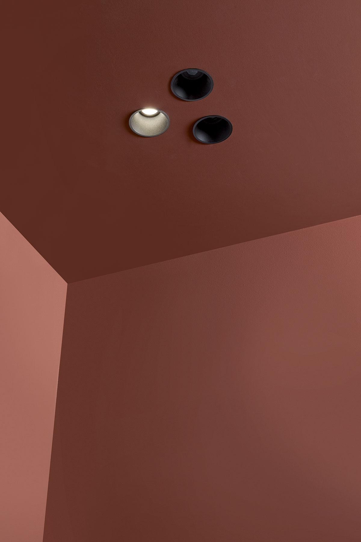 the overhead shower hides to leave the role of absolute protagonist to water.