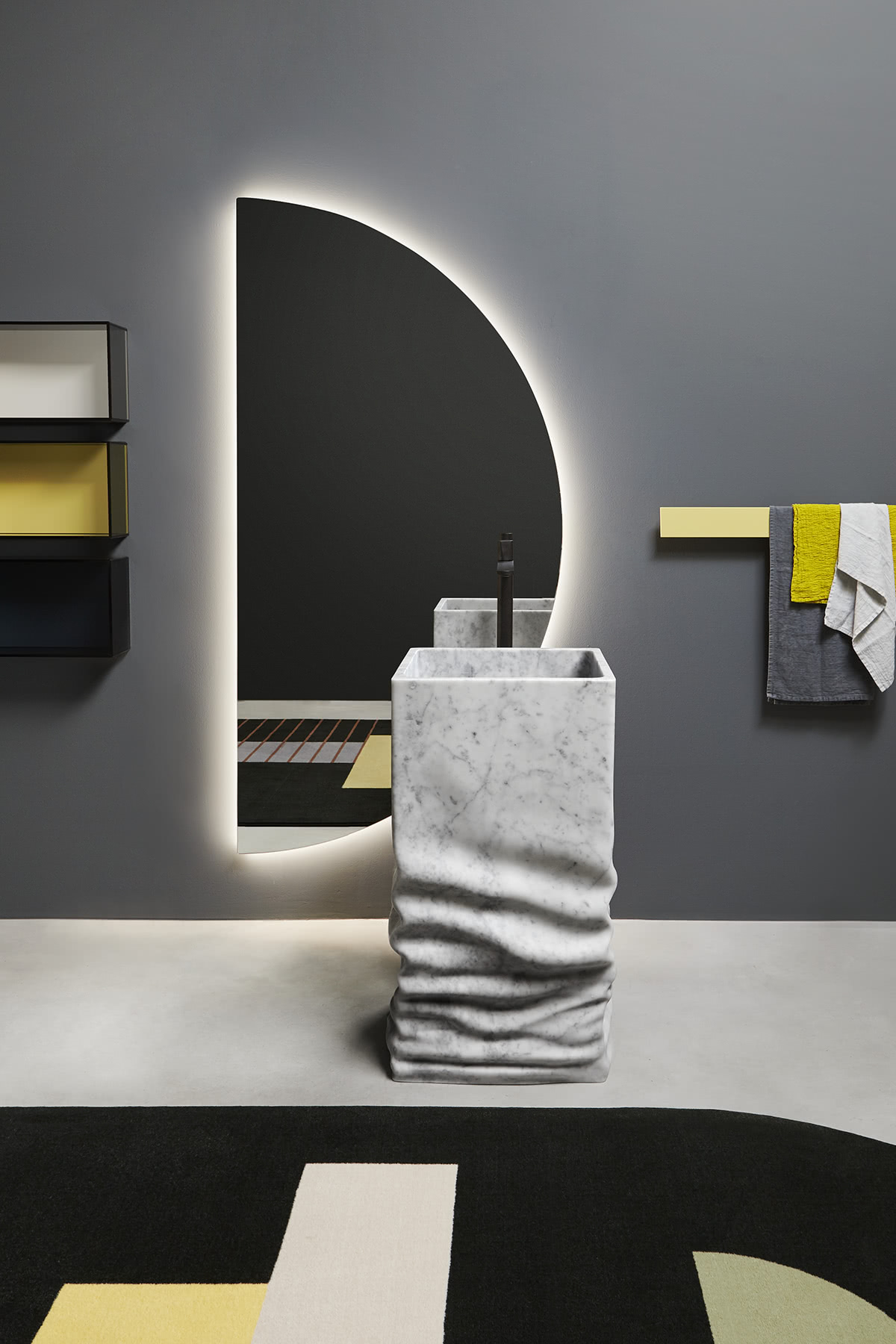 is the paradigm of tension that originates the shape of a sink-sculpture in white marble.