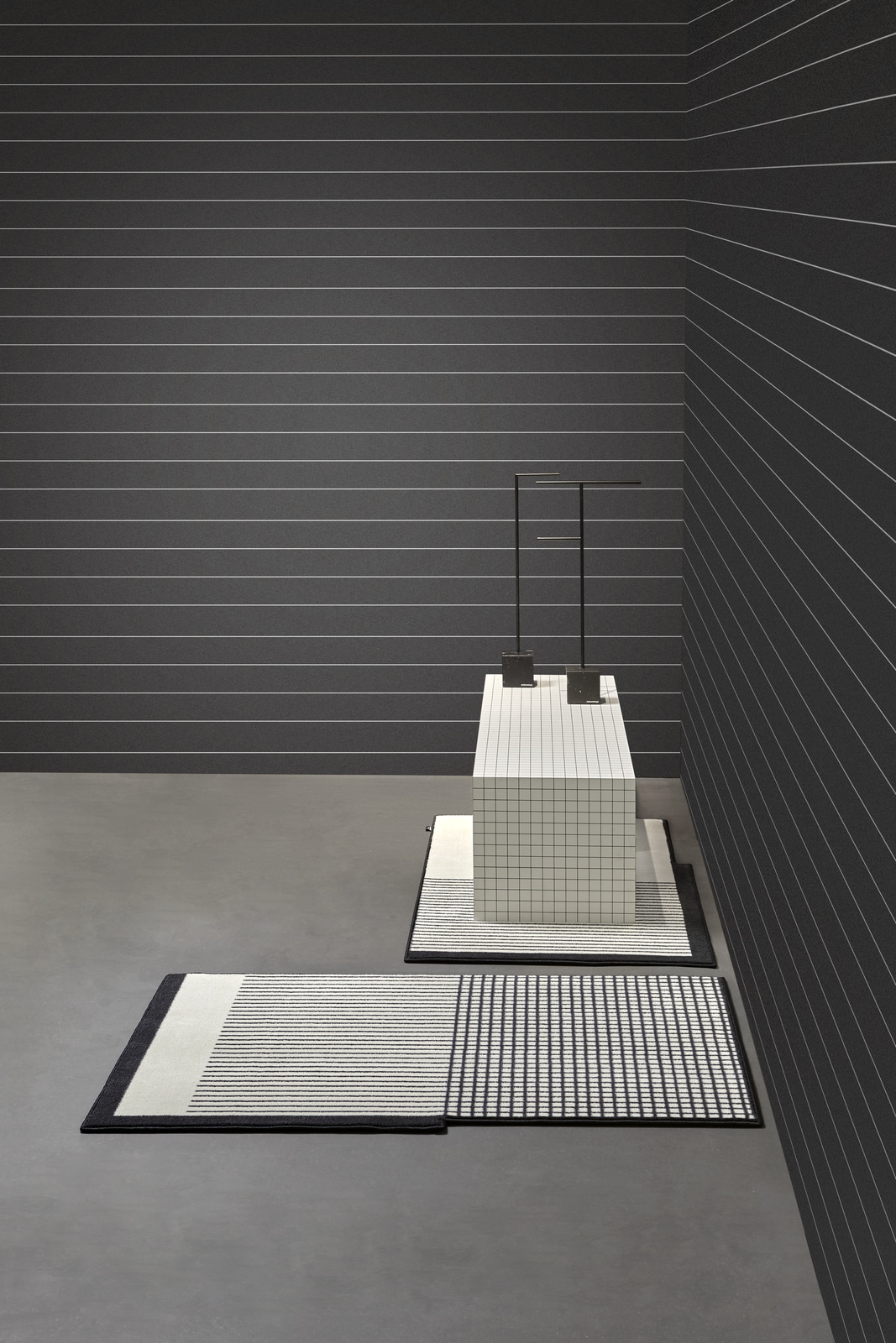 horizontal, vertical and oblique lines intersect as if they were alive and constantly moving