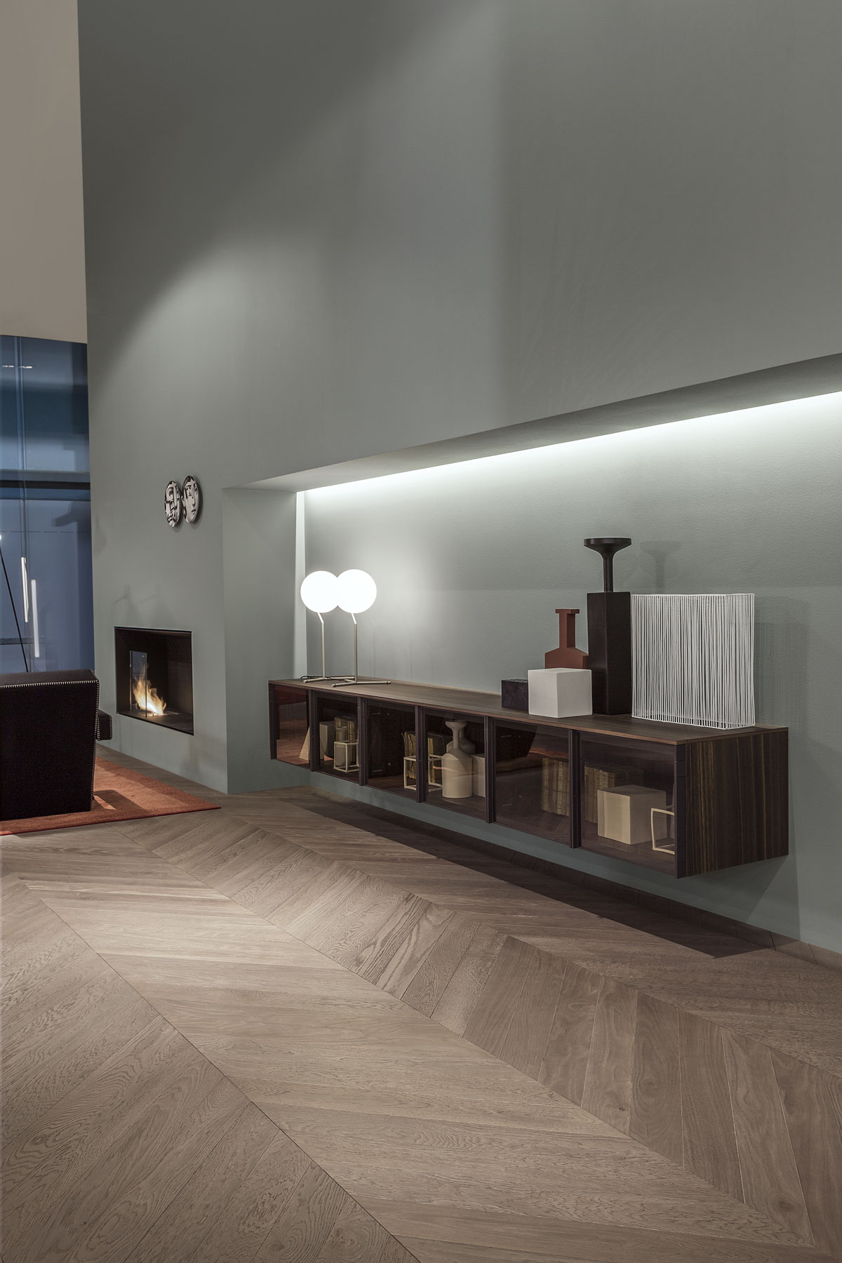 Bespoke is at the same time sleek and materic, versatile and elegant.