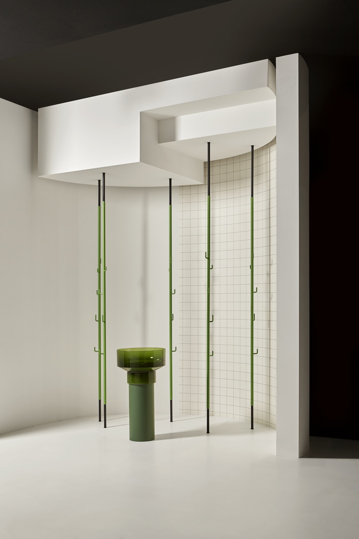 A clothes hanger with an unprecedented image, a flexible object 