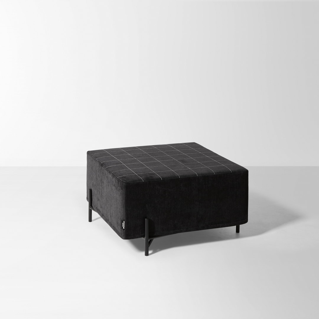 Their small and solid volume has a support of a light metal structure