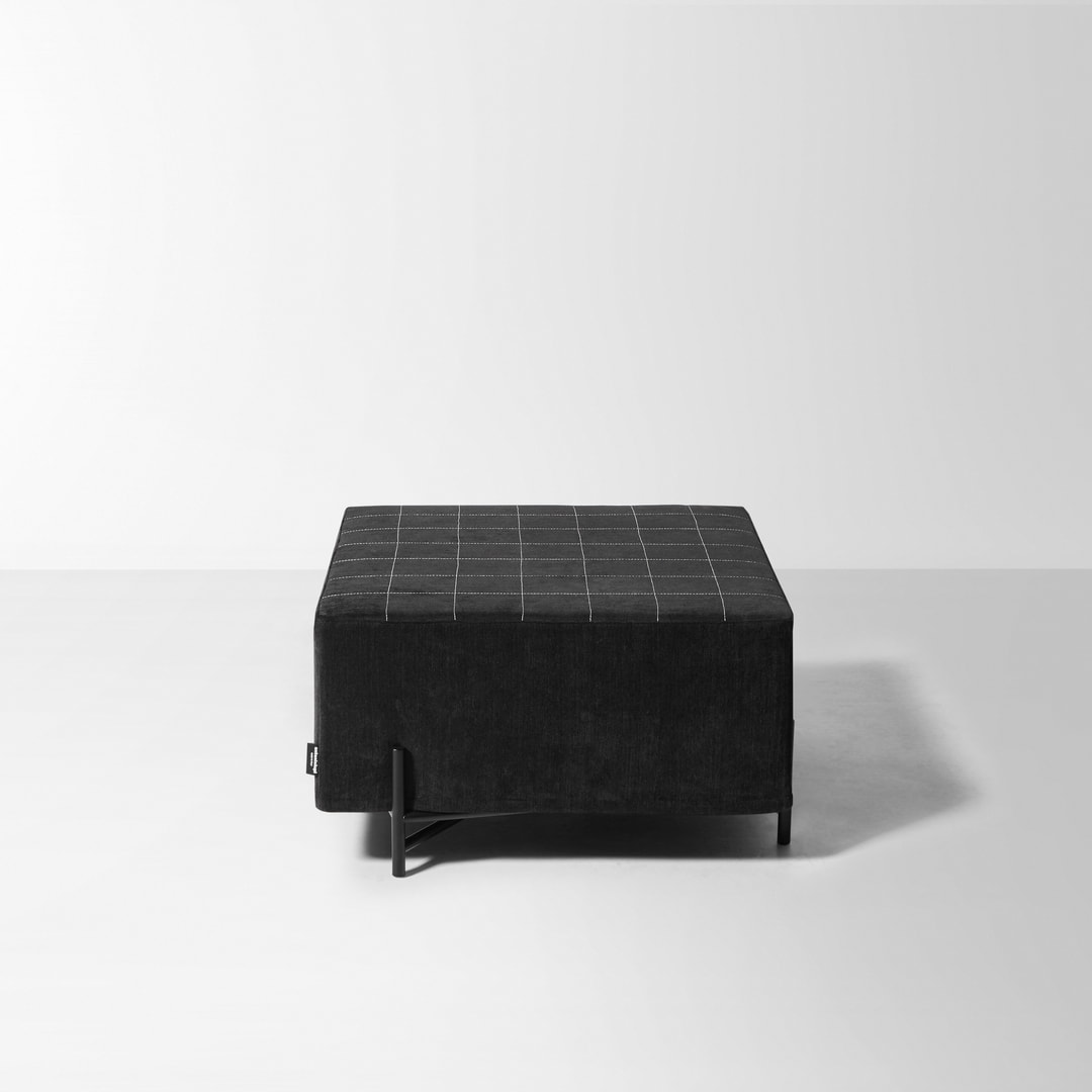 Their small and solid volume has a support of a light metal structure
