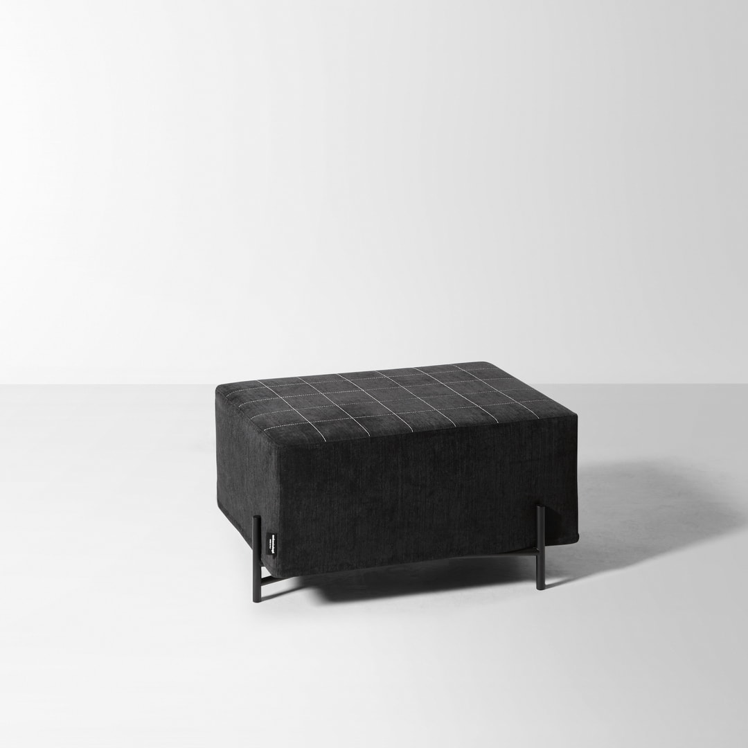 Their small and solid volume has a support of a light metal structure
