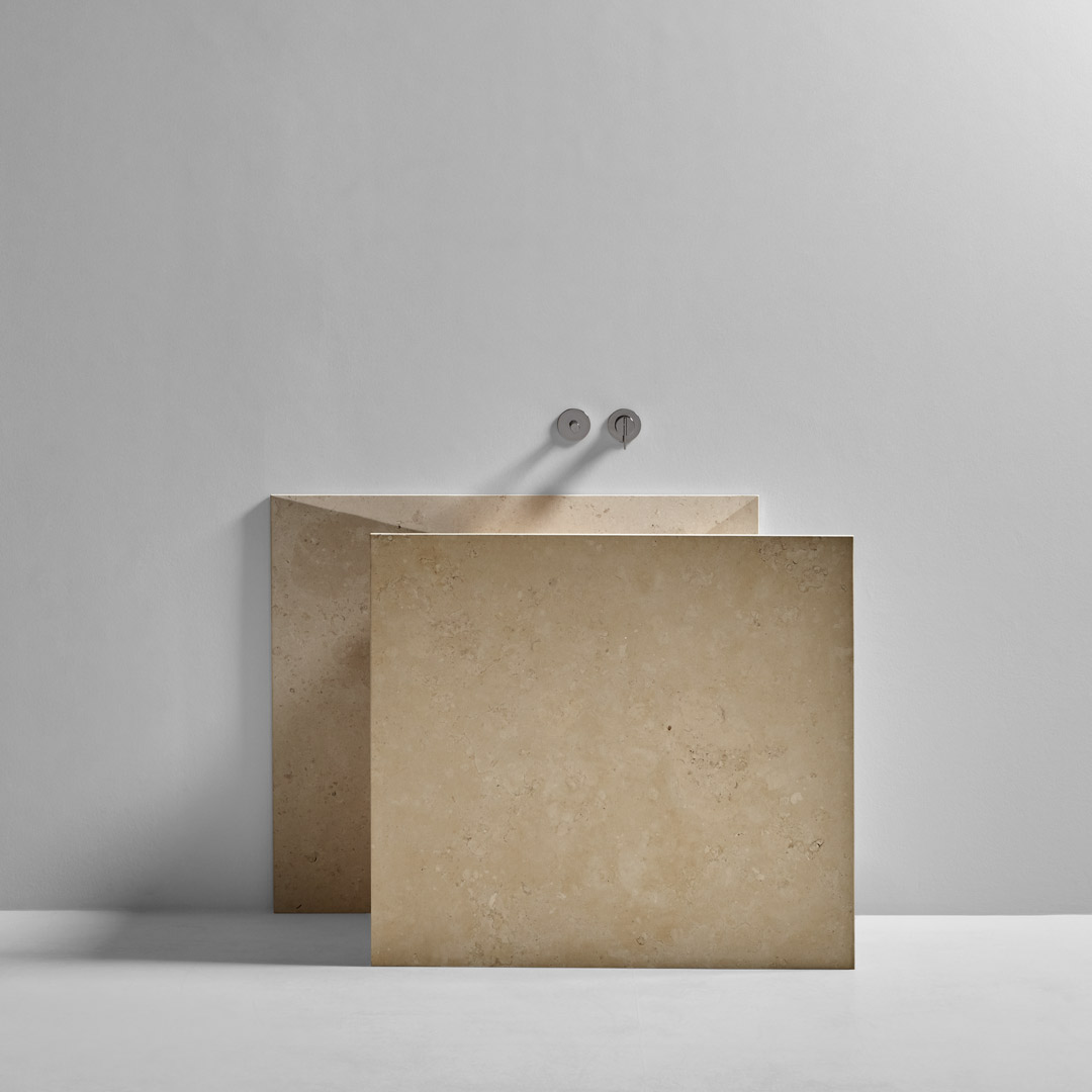 un origami di marmo che sembra essere uscito dalla parete