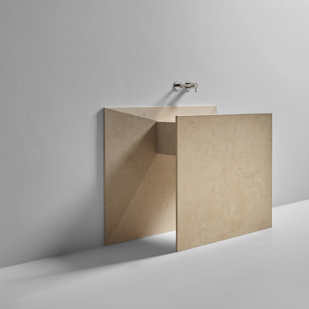 un origami di marmo che sembra essere uscito dalla parete