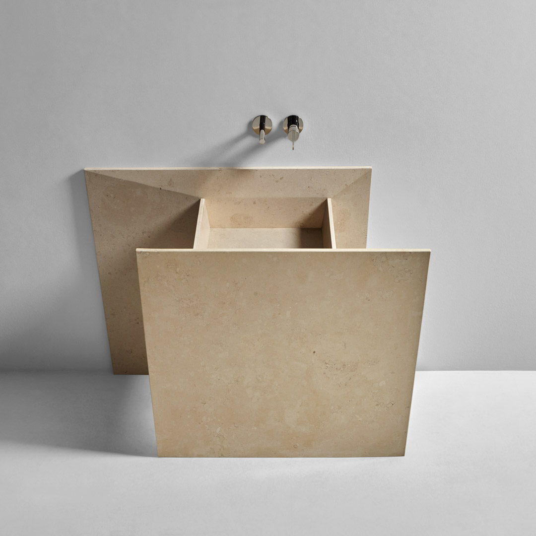 un origami di marmo che sembra essere uscito dalla parete