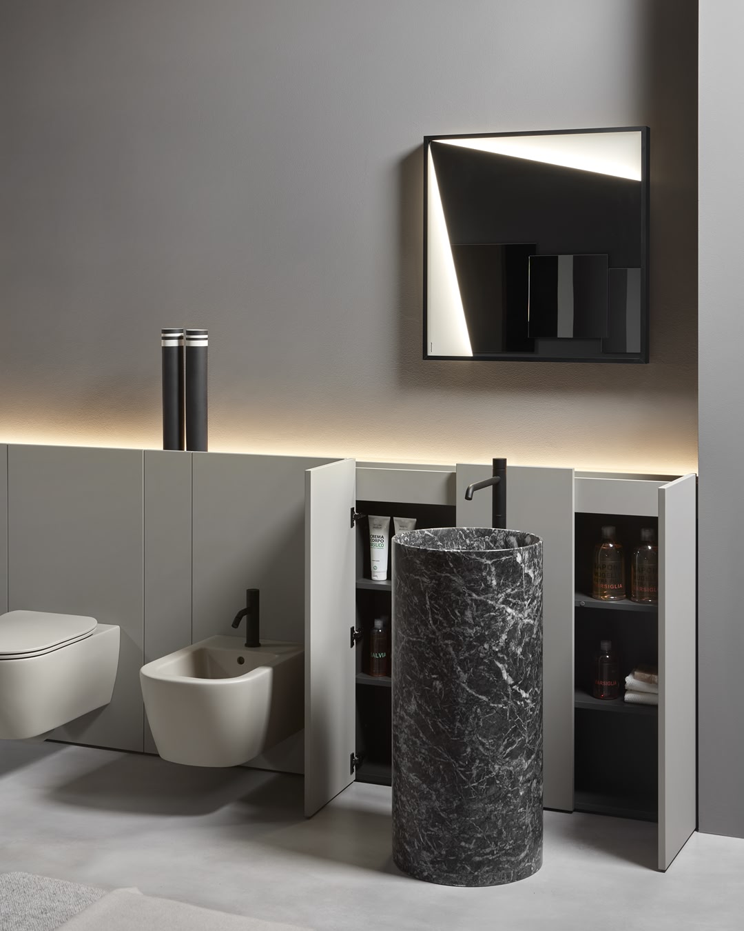 a boiserie that unifies indentations, projections and thicknesses