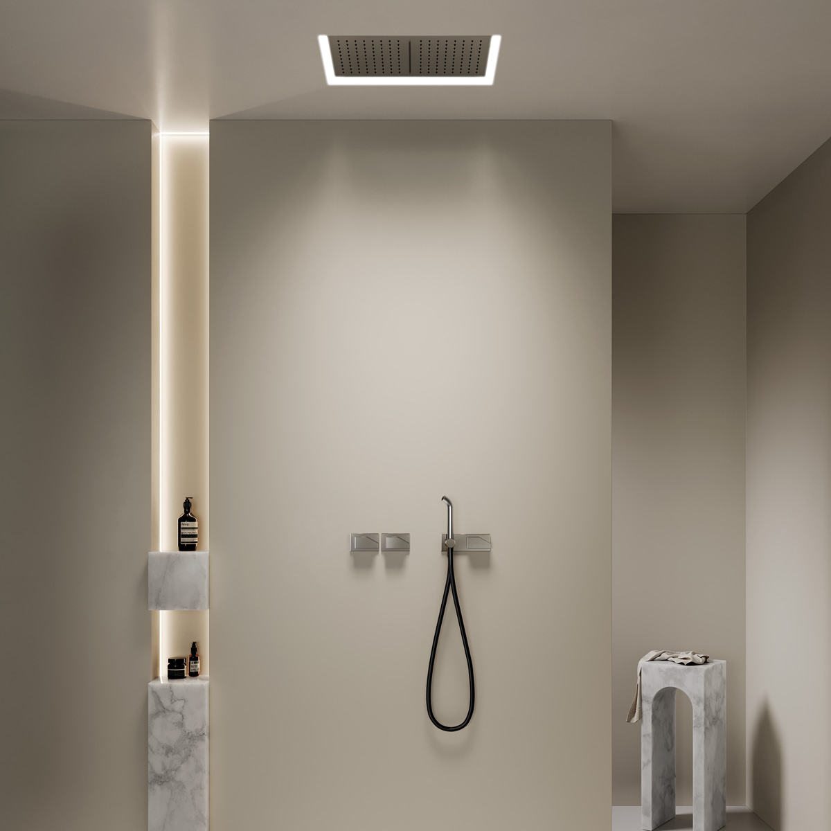 La serie si declina nelle versioni per lavabo, bidet, vasca e doccia.