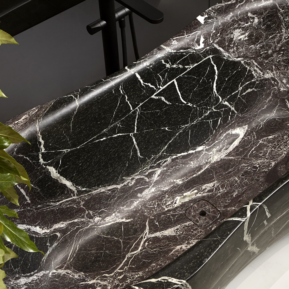 The external line takes its cue from the organic forms of the woods of the rivers